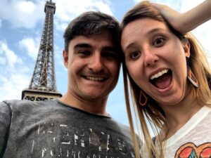 Homem e mulher na frente da Torre Eiffel