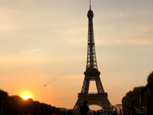 Pôr do sol com a torre Eiffel