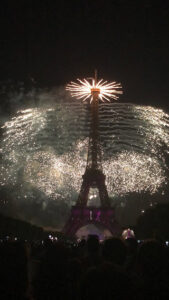 Fogos de artifício saindo por todos os lados na Torre Eiffel