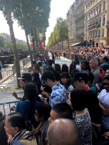 Amontoado de pessoas na avenida Champs-Elysées durante o 14 de julho