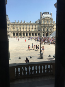 Fila de pessoas na frente do museu do Louvre, em Paris